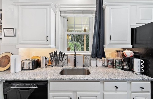 Bryn Mawr House | 5Star:King,Parking,AC,Deck,Train,Uni,Hospital