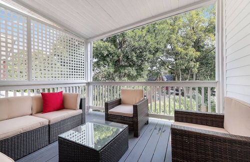 Bryn Mawr House | 5Star:King,Parking,AC,Deck,Train,Uni,Hospital