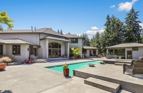 Auburn House | 5th Hole Luxury Gated House on golf course green with Pool and Ping Pong