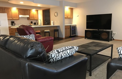 Algoma Condo | 5th Steele Place, LLC - Downtown Algoma Condos: Overnight or Extended Stays