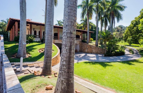 Valinhos House | 6. 000 meters in the district Country Club of Valinhos, asphalted and monitored street