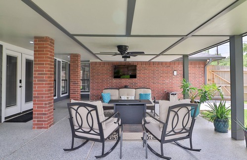 Copperfield House | 6.6 miles to Texas A&M University! Great Beds, Quality Bedding, and Super Clean!