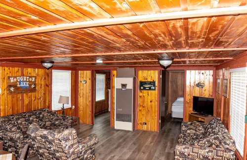 Houghton Lake Cabin | 6 Amazing Cabins Just Steps Away from the Lake