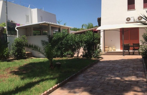 Fontanelle Villa | 6 bed cottage with barbecue garden and parking space 100 meters from the sea