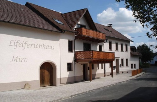 Auel Apartment | 6-bed vacation apartment Eifeltraum with sauna - Eifelferienhaus Miro