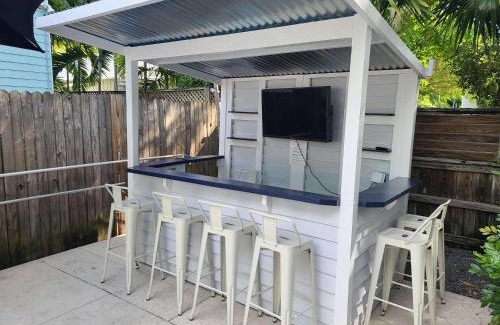 Downtown House | 6 Bedroom 6 Bath Guesthouse on Duval Street