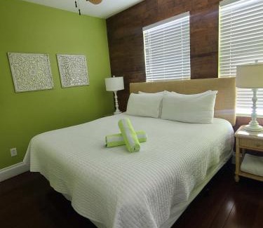 Downtown House | 6 Bedroom 6 Bath Guesthouse on Duval Street