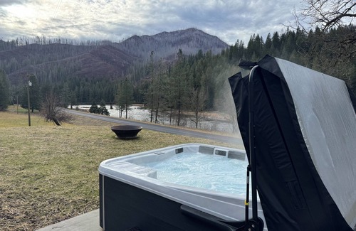 Kooskia Cabin | 6-bedroom cabin on the Selway River with AC, WiFi. Enjoy nature