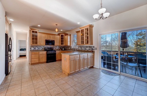 Chester House | 6 bedroom colonial house