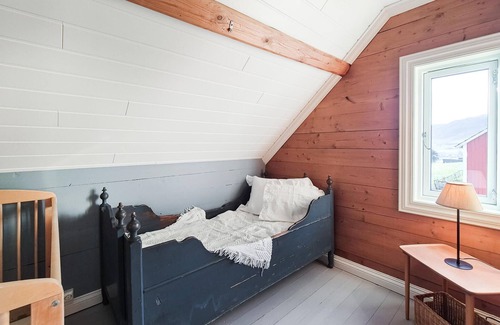 Vindafjord House | 6 bedroom cozy home in ølensvåg