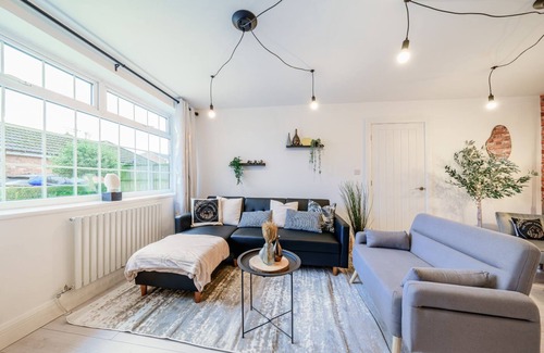 Ashton in Makerfield House | 6 Bedroom house - 10 Beds - Motorway, Free Parking