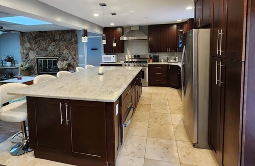 Dayton House | 6 Bedroom, Huge Yard Family Home for Entertainment in the heart of Centerville!