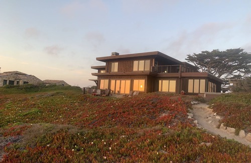 Pacific Grove House | 6-Bedroom Oceanfront Masterpiece in Pacific Grove, CA. From S1400 for 8 guests