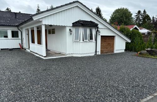 Skedsmo Apartment | 6 Bedrooms, 8 Guest Apartment in Kjeller Lillestrøm - 5mins from Lillestrøm Station, 3 mins to OSLOMET