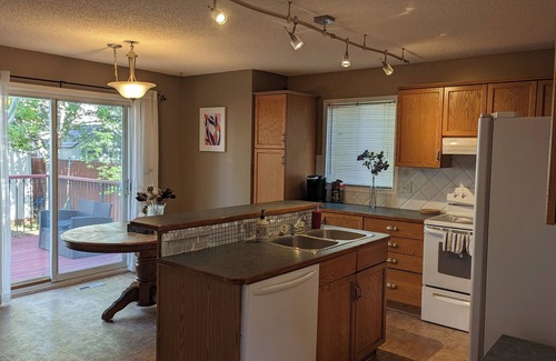 Calgary House | 6 beds entire house fenced Yard, 2 car Pad + Garage (3 beds at basement)
