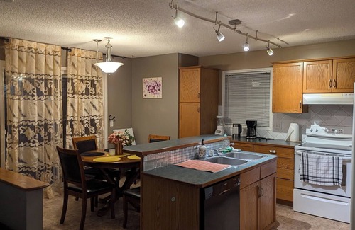 Calgary House | 6 beds entire house fenced Yard, 2 car Pad + Garage (3 beds at basement)