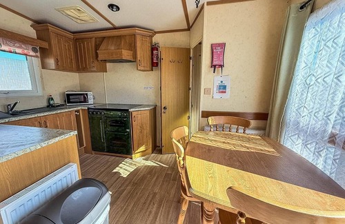 Hunstanton House | 6 berth caravan by the beach in Hunstanton in Norfolk, pets welcome ref 13009L
