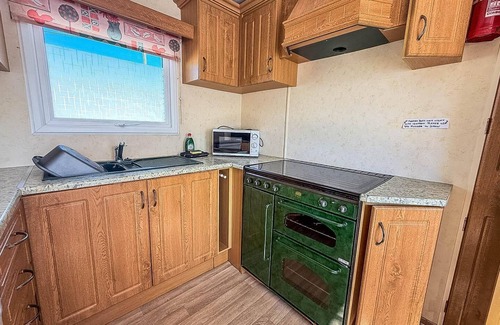 Hunstanton House | 6 berth caravan by the beach in Hunstanton in Norfolk, pets welcome ref 13009L