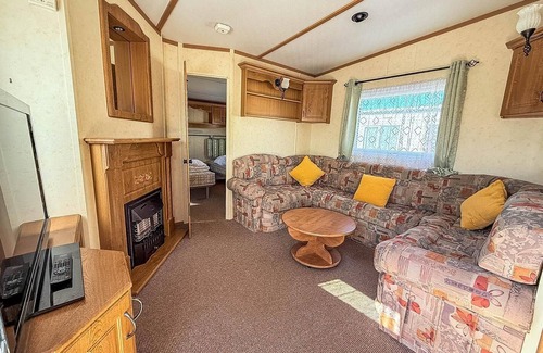 Hunstanton House | 6 berth caravan by the beach in Hunstanton in Norfolk, pets welcome ref 13009L