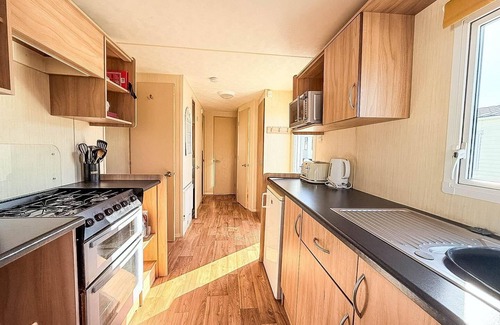 Hunstanton House | 6 berth caravan for hire with decking at Manor Park in Norfolk ref 23017S