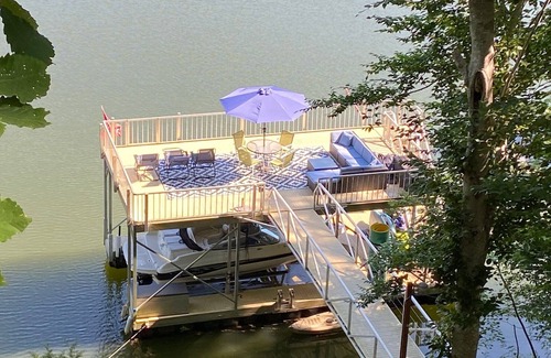 Wedowee House | 6 BR Charming Waterfront Spacious Lakehouse with Private Double-decker Dock