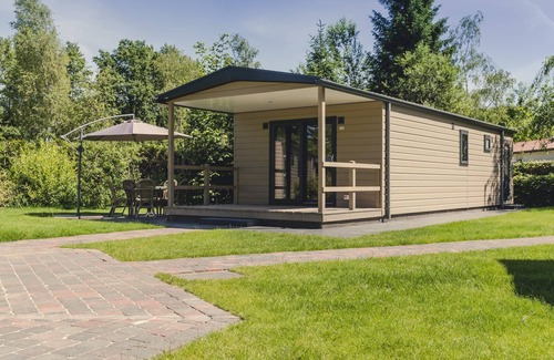Rijssen Cabin | 6 bungalettes with veranda make up this group accommodation. All your own cottage! 🏡