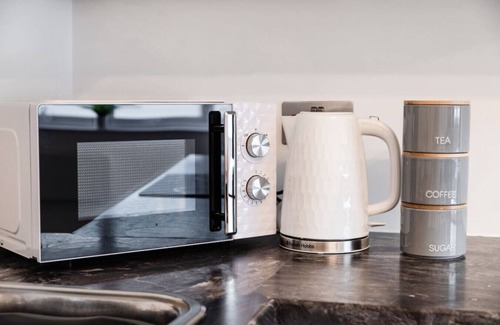 Swindon Apartment | 6 Comm Road Apps *Long Stay*Sleeps 2*1BR Apart
