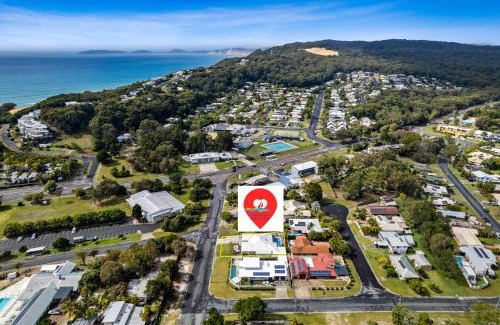 Rainbow Beach House | 6 Cypress Avenue - Rainbow Beach. Pool. Pets. Aircon.Wifi