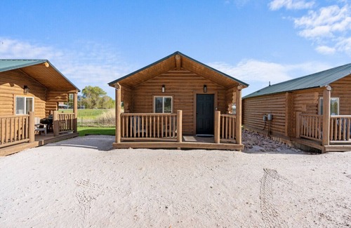 St. Charles Cabin | #6 Dinosaur Cabin, Newly Remodeled! AC! New Beds! Sleeps 5