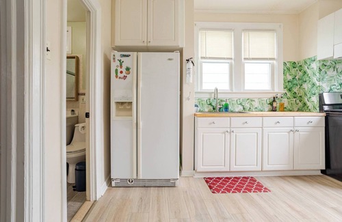 Hackensack River Waterfront Bed & Breakfast | 6-Guest Pet-Friendly Home, 4Min Walk to NYC Train