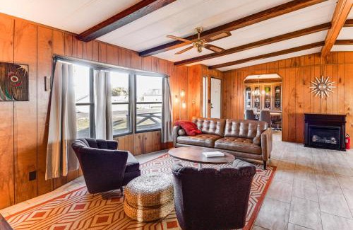 Castleford House | 6 Mi to Balanced Rock Park Home in Castleford