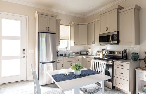 Englewood East Apartment | -6 Mi to Beach-SmartTV-Lanai-Washer/Dryer-PRIVATE-