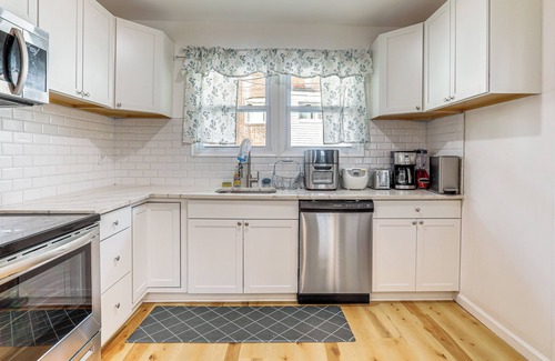 Primos Secane House | 6 Mi to Eagles Games: Stylish Philly Townhome!