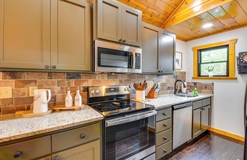 Clarkesville Cabin | 6 Mi to Helen: Mtn-View Retreat w/Hot Tub!