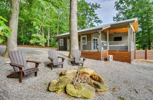 Clarkesville Cabin | 6 Mi to Helen: Romantic Georgia Cottage Hideaway!