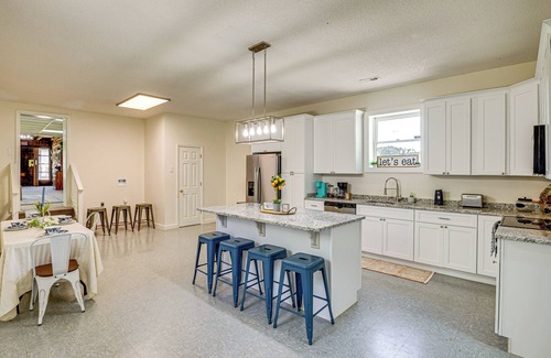 Hollywood Apartment | 6 Mi to Scottsboro: Apt w/Furnished Porch