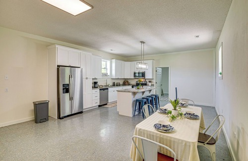 Hollywood Apartment | 6 Mi to Scottsboro: Apt w/Furnished Porch