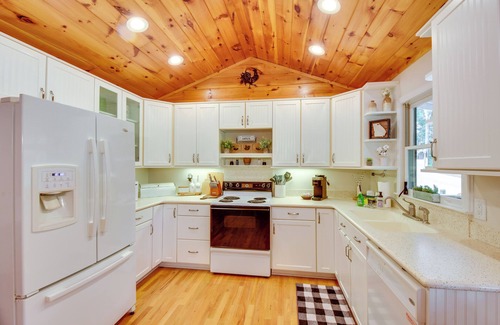 Clarkesville Cabin | 6 Miles to Helen: Cabin w/Hot Tub & Views!