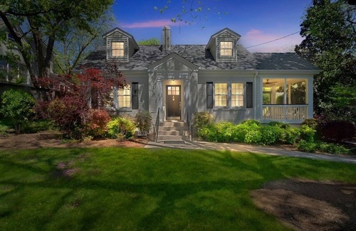 Athens House | 6 min to DT/UGA—Backyard + Pool—WIFI—BBQ—Indoor Fireplace
