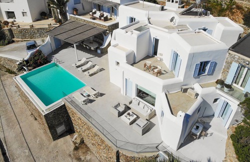 Paraga Villa | 6 minutes drive to Psarou’s NAMMOS, 10 mins to SCORPIOS! New Hot tub/Jacuzzi!