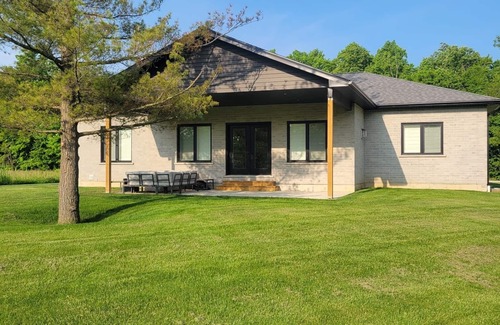 Lambton Shores Cottage | 6 minutes from Ipperwash Beach! Stunning 3-bedroom cottage with WiFi and AC
