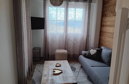Les Angles Ski Chalet | 6-person chalet 200 meters from the ski slopes, garage and terrace with view of Lake Matemale