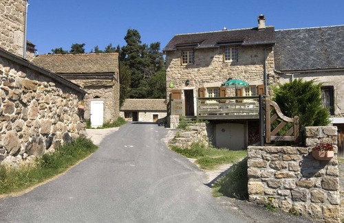 Saint-Leger-de-Peyre House | 6-person gîte with terrace in a traditional village in the Parc des Loups