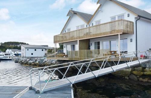 Dyrvik House | 6 person holiday home in Kverva