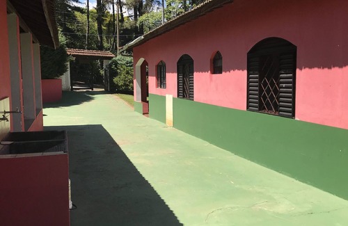 Extrema House | 6 rooms accommodate 18 people.