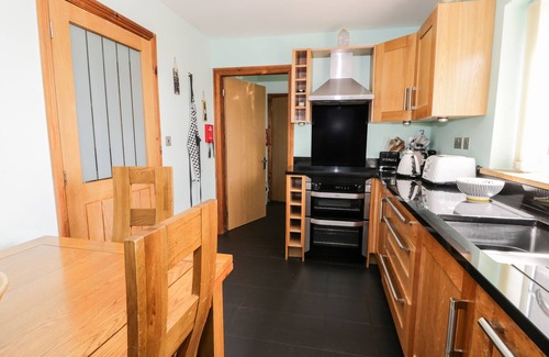 Manod Cottage | 6 STAD YR YSGOL, pet friendly, luxury holiday cottage in Manod