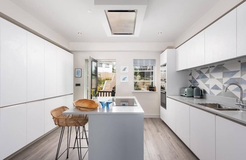 Porth House | 6 The Strand sleeps 8 guests, footsteps from Porth beach