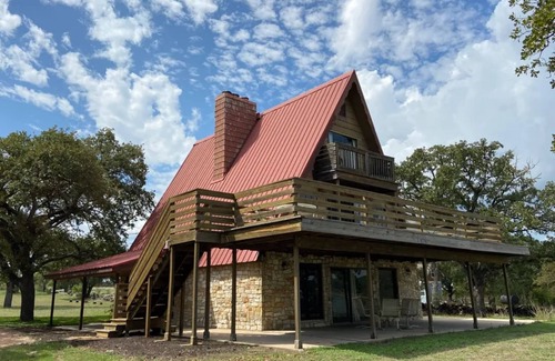 Buchanan Dam House | 60-Acre Rustic Elegance - Perfect for Corporate Retreats or Family Gatherings