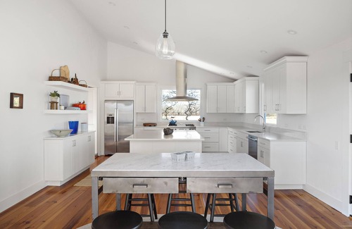 Chilmark House | 60 Acres Oceanfront 5-BR, Private Beach! AC, WiFi, TV