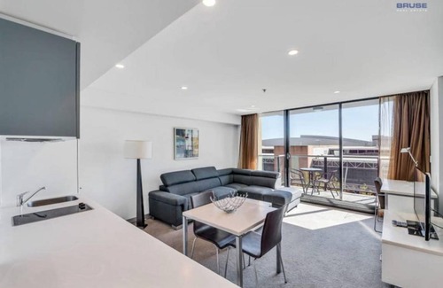 Adelaide Central Business District Apartment | 60 m² Apartment ∙ 1 bedroom ∙ 2 guests